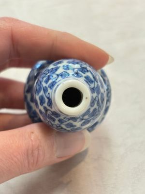 A Chinese blue and white double-gourd snuff bottle and a huali snuff bottle, Xuande and Qianlong mark, 18th C. — photo 15