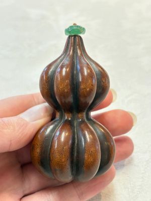 A Chinese blue and white double-gourd snuff bottle and a huali snuff bottle, Xuande and Qianlong mark, 18th C. — photo 2