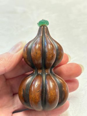 A Chinese blue and white double-gourd snuff bottle and a huali snuff bottle, Xuande and Qianlong mark, 18th C. — photo 3