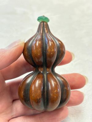 A Chinese blue and white double-gourd snuff bottle and a huali snuff bottle, Xuande and Qianlong mark, 18th C. — photo 4