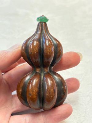 A Chinese blue and white double-gourd snuff bottle and a huali snuff bottle, Xuande and Qianlong mark, 18th C. — photo 5