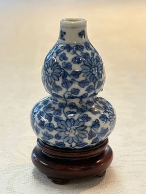 A Chinese blue and white double-gourd snuff bottle and a huali snuff bottle, Xuande and Qianlong mark, 18th C. — photo 10