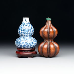 A Chinese blue and white double-gourd snuff bottle and a huali snuff bottle, Xuande and Qianlong mark, 18th C. — photo 1