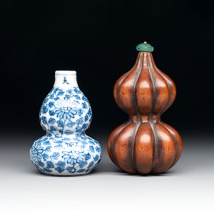 A Chinese blue and white double-gourd snuff bottle and a huali snuff bottle, Xuande and Qianlong mark, 18th C. — photo 2
