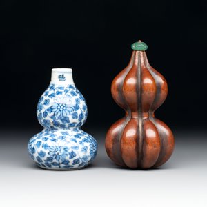 A Chinese blue and white double-gourd snuff bottle and a huali snuff bottle, Xuande and Qianlong mark, 18th C. — photo 3
