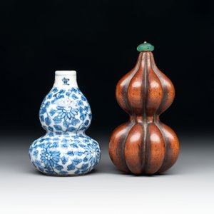 A Chinese blue and white double-gourd snuff bottle and a huali snuff bottle, Xuande and Qianlong mark, 18th C. — photo 4