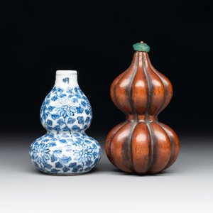 A Chinese blue and white double-gourd snuff bottle and a huali snuff bottle, Xuande and Qianlong mark, 18th C. — photo 5