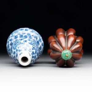 A Chinese blue and white double-gourd snuff bottle and a huali snuff bottle, Xuande and Qianlong mark, 18th C. — photo 6