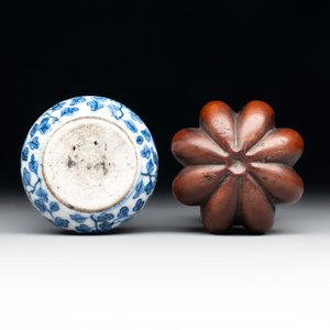 A Chinese blue and white double-gourd snuff bottle and a huali snuff bottle, Xuande and Qianlong mark, 18th C. — photo 7