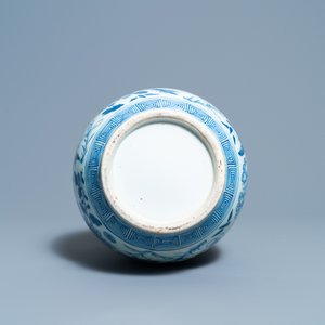 A Chinese blue and white double gourd vase, 19th C. — 照片 6
