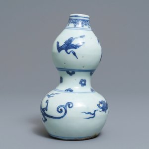 A Chinese blue and white double gourd vase, Ming — 照片 2