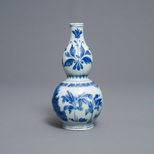 A Chinese blue and white double gourd vase, Transitional period — 照片 4