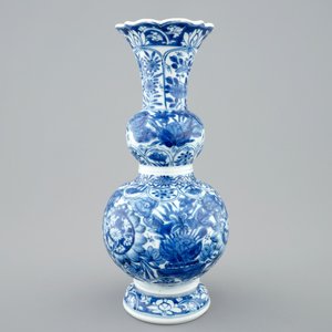 A Chinese blue and white double gourd vase with butterflies, Kangxi — 照片 4