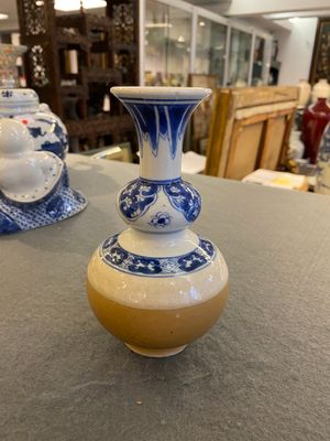 A Chinese blue and white double gourd vase with café au lait-ground base, Kangxi — 照片 1