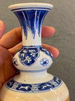 A Chinese blue and white double gourd vase with café au lait-ground base, Kangxi — 照片 4