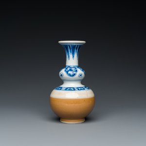 A Chinese blue and white double gourd vase with café au lait-ground base, Kangxi — 照片 3