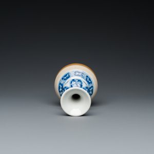 A Chinese blue and white double gourd vase with café au lait-ground base, Kangxi — 照片 5