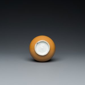 A Chinese blue and white double gourd vase with café au lait-ground base, Kangxi — 照片 6