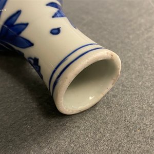 A Chinese blue and white double gourd vase with figures in a landscape, Transitional period — 照片 11