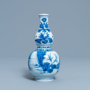 A Chinese blue and white double gourd vase with figures in a landscape, Transitional period — 照片 3