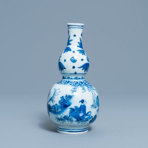 A Chinese blue and white double gourd vase with figures in a landscape, Transitional period — 照片 4