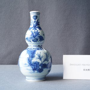 A Chinese blue and white double gourd vase with figures in a landscape, Transitional period — 照片 8