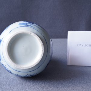 A Chinese blue and white double gourd vase with figures in a landscape, Transitional period — 照片 10