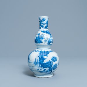 A Chinese blue and white double gourd vase with figures in a landscape, Transitional period — 照片 3