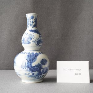 A Chinese blue and white double gourd vase with figures in a landscape, Transitional period — 照片 8