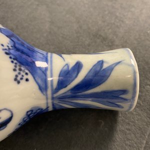 A Chinese blue and white double gourd vase with figures in a landscape, Transitional period — 照片 10