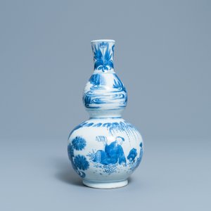 A Chinese blue and white double gourd vase with figures in a landscape, Transitional period — photo 4