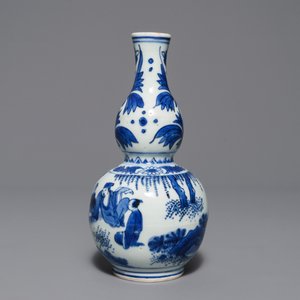A Chinese blue and white double gourd vase with figures in a landscape, Transitional period — 照片 2