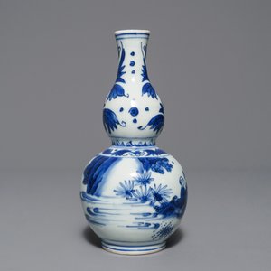 A Chinese blue and white double gourd vase with figures in a landscape, Transitional period — 照片 4