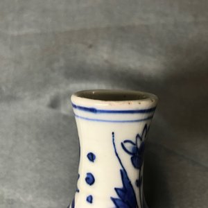 A Chinese blue and white double gourd vase with figures in a landscape, Transitional period — 照片 7