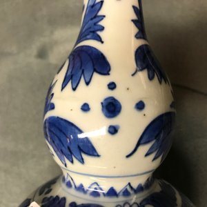 A Chinese blue and white double gourd vase with figures in a landscape, Transitional period — 照片 10