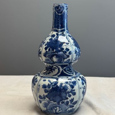 A Chinese blue and white double-gourd vase with floral design — photo 3