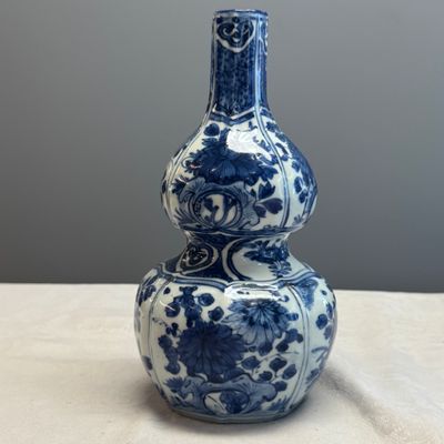 A Chinese blue and white double-gourd vase with floral design — photo 4