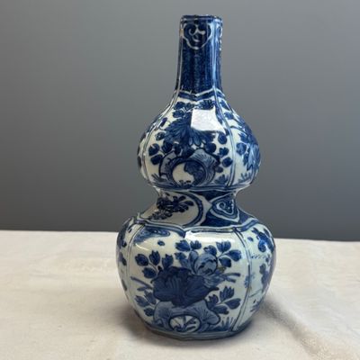 A Chinese blue and white double-gourd vase with floral design — photo 5