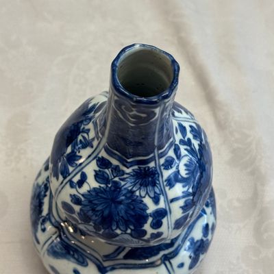 A Chinese blue and white double-gourd vase with floral design — photo 6