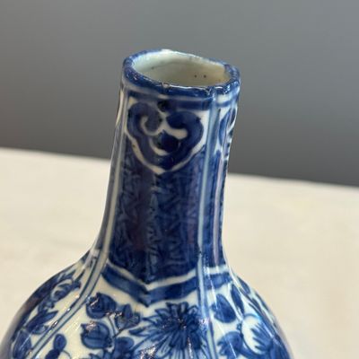 A Chinese blue and white double-gourd vase with floral design — photo 7