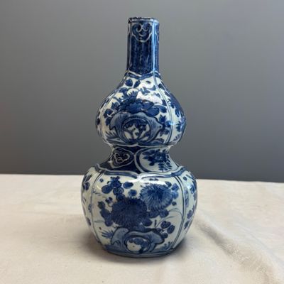 A Chinese blue and white double-gourd vase with floral design — photo 1