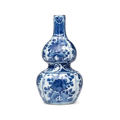 A Chinese blue and white double-gourd vase with floral design, Wanli