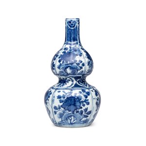 A Chinese blue and white double-gourd vase with floral design — photo 1