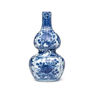 A Chinese blue and white double-gourd vase with floral design — photo 2