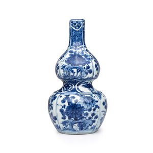 A Chinese blue and white double-gourd vase with floral design — photo 3