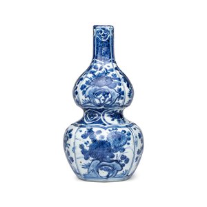 A Chinese blue and white double-gourd vase with floral design — photo 4