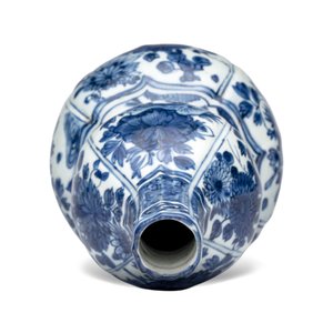 A Chinese blue and white double-gourd vase with floral design — photo 5