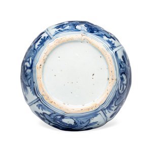 A Chinese blue and white double-gourd vase with floral design — photo 6