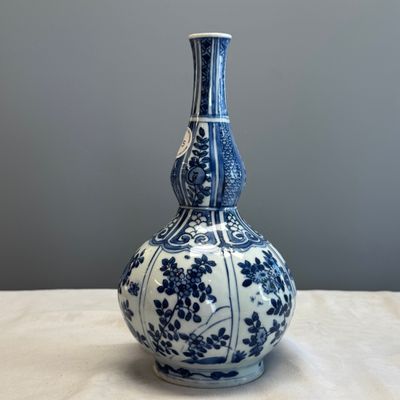 A Chinese blue and white double-gourd vase with floral design — photo 2