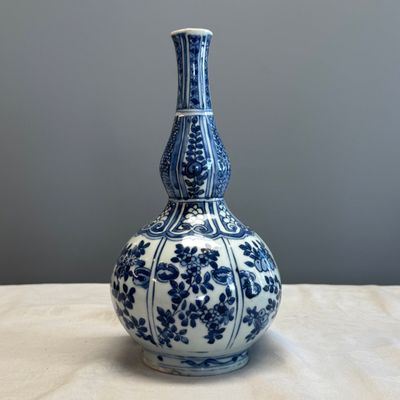 A Chinese blue and white double-gourd vase with floral design — photo 3